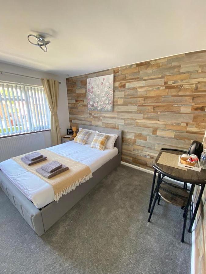 Gatwick Deluxe En-Suite Rooms ホーリー エクステリア 写真
